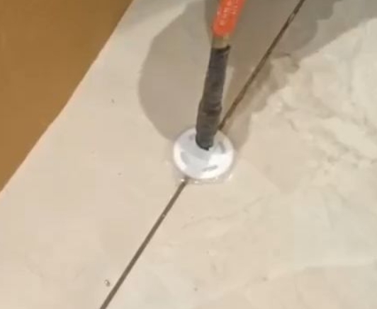 通海瓷砖空鼓维修公司专业解答瓷砖在铺贴过程中，如果没有涂抹均匀到位的粘结材料（如水泥砂浆或瓷砖胶），可能会导致以下问题