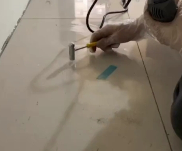 通海瓷砖开裂维修公司专业分享瓷砖在铺贴前如果没有沥干水分，将会导致以下问题